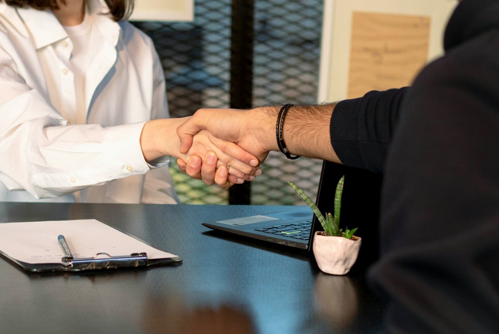 Deux personnes se serrant la main pour clôre un contrat